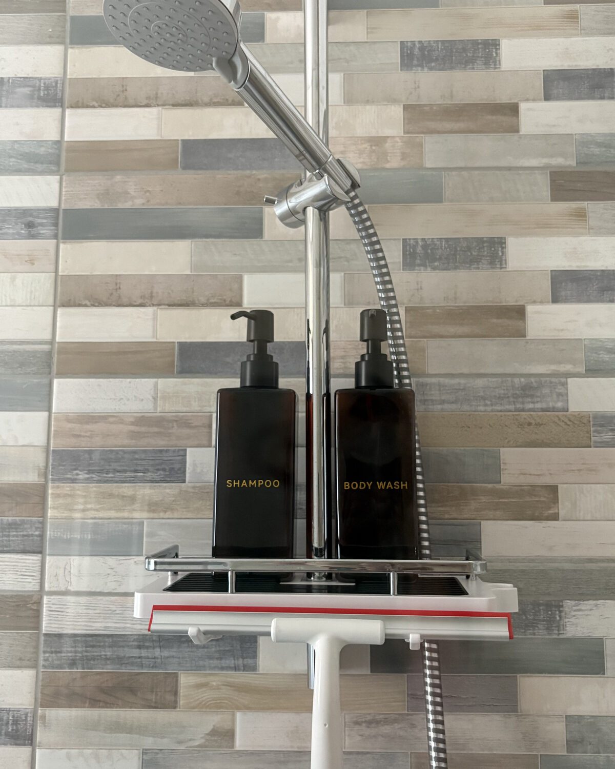 Doccia del bagno di La Felce con rivestimento effetto pietra Doccia del bagno di La Felce con rivestimento effetto pietra