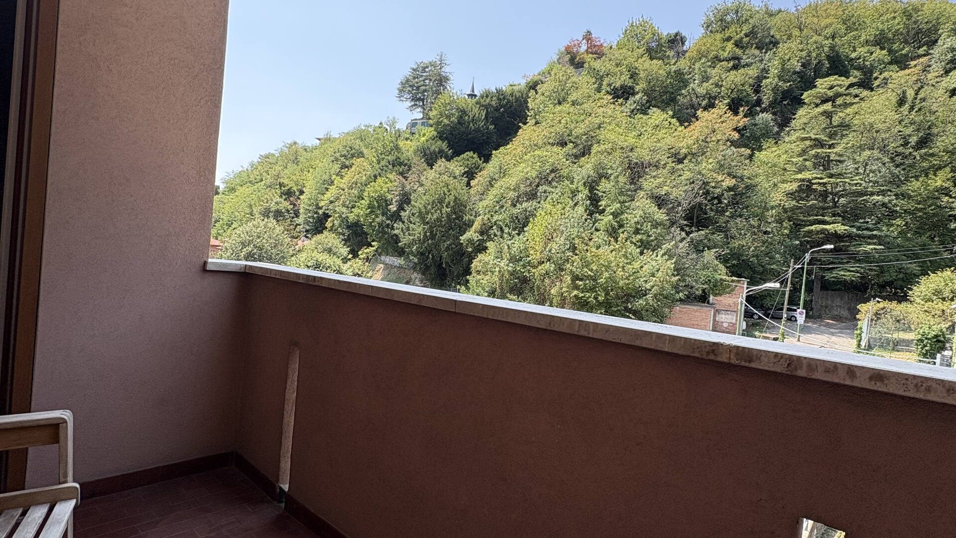 Balcone di La Felce affacciato sul verde di Cernobbio, Lago di Como Balcone di La Felce affacciato sul verde di Cernobbio, Lago di Como