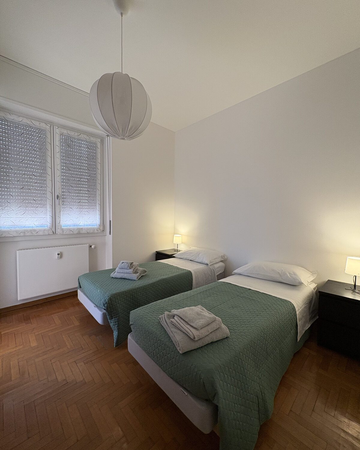 Camera da letto di La Felce con due letti singoli e comodini Camera da letto di La Felce con due letti singoli e comodini